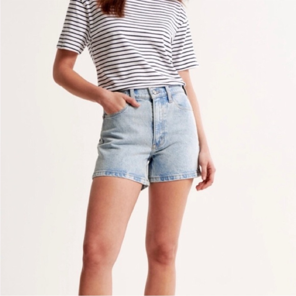 SOLD Abercrombie & Fitch The 4" Mom Short High Rise